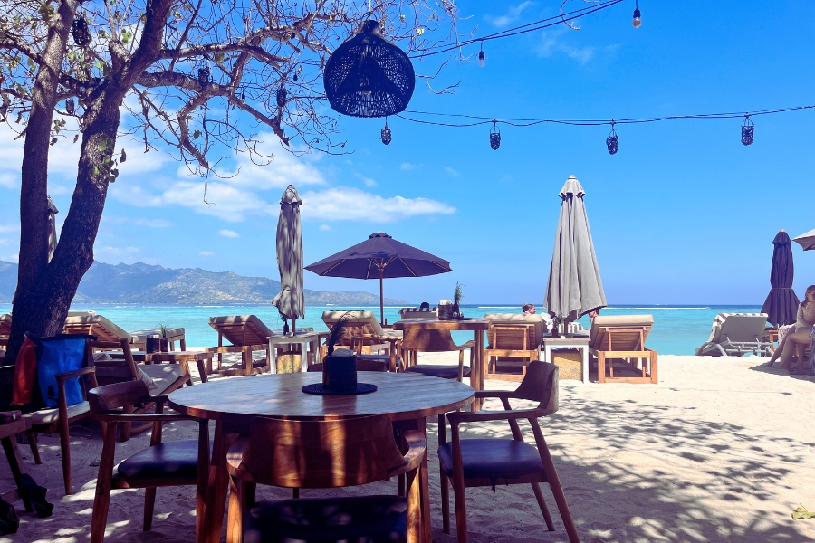 Mowies On The Beach restaurant Amazing Beachfront Restaurant at Mowies in Gili Air