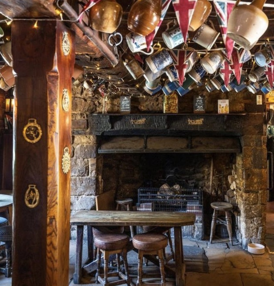 The Falkland Arms inside pub
